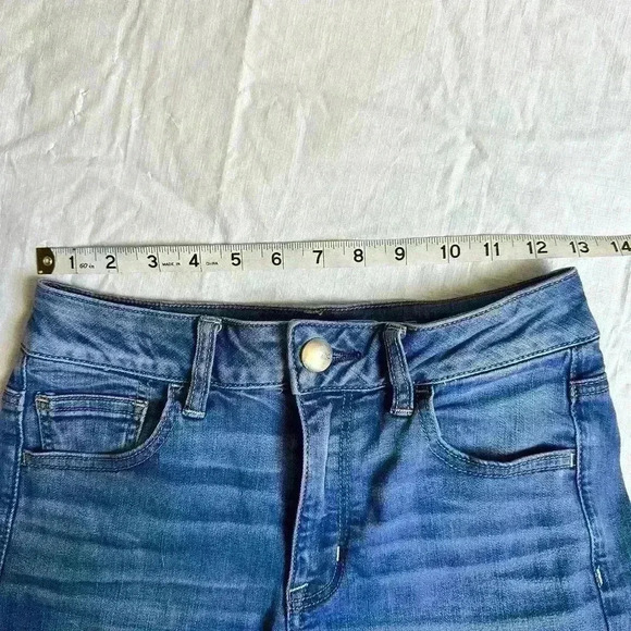 American Eagle Super Stretch Hi-Rise Shortie Denim Raw Hem Cuffed Shorts Size 0 - Picture 8 of 8
